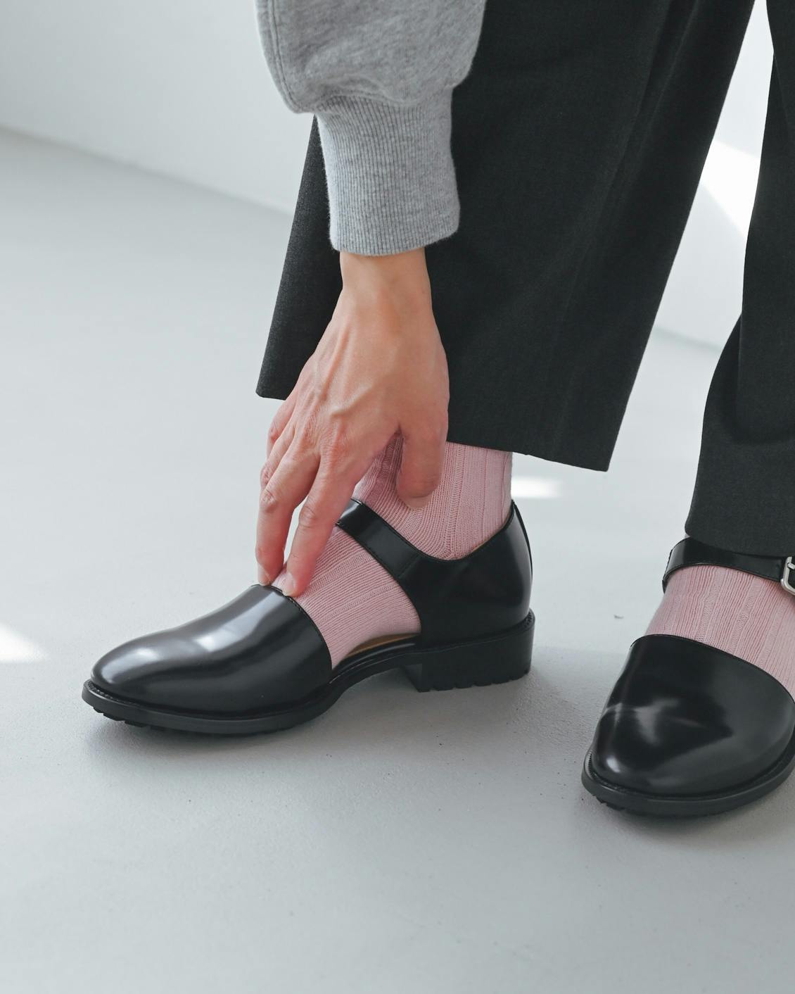 着用レビュー】ARTESANOS「ガラスレザーストラップシューズ」を