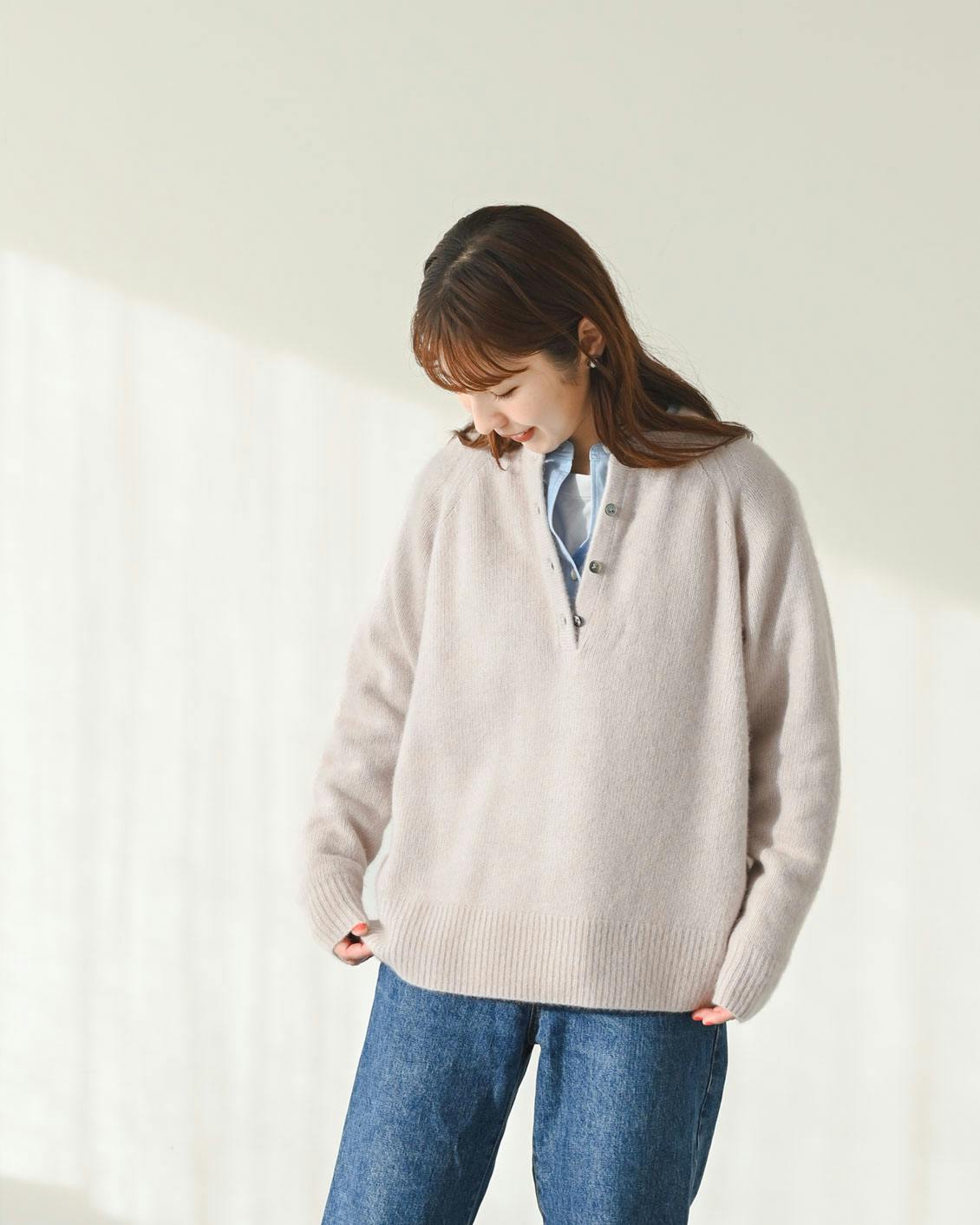 着用レビュー】ふんわり素材の「ヘンリーネックニット」を4名が着てみ