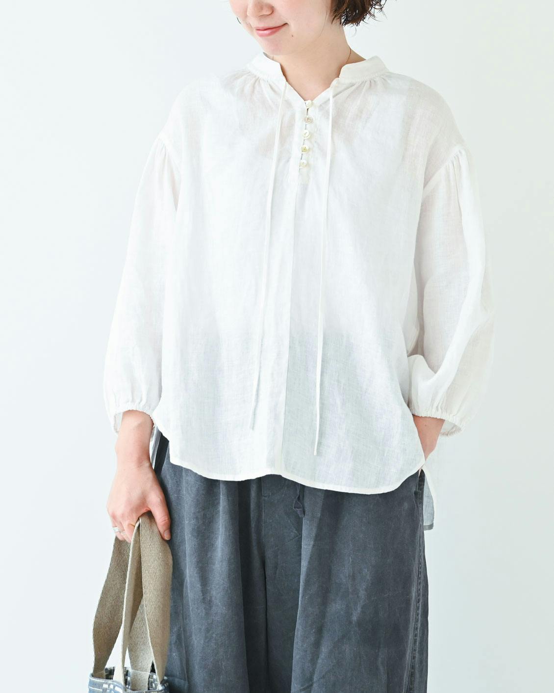 初夏の軽やか白ブラウス】オンもオフも、これがあれば。旬をまとう