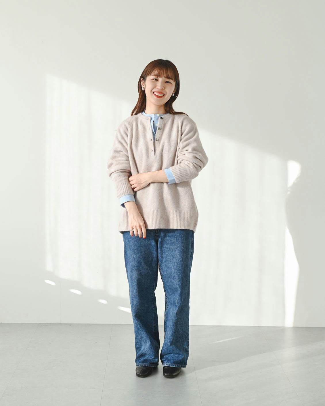 着用レビュー】ふんわり素材の「ヘンリーネックニット」を4名が着てみ