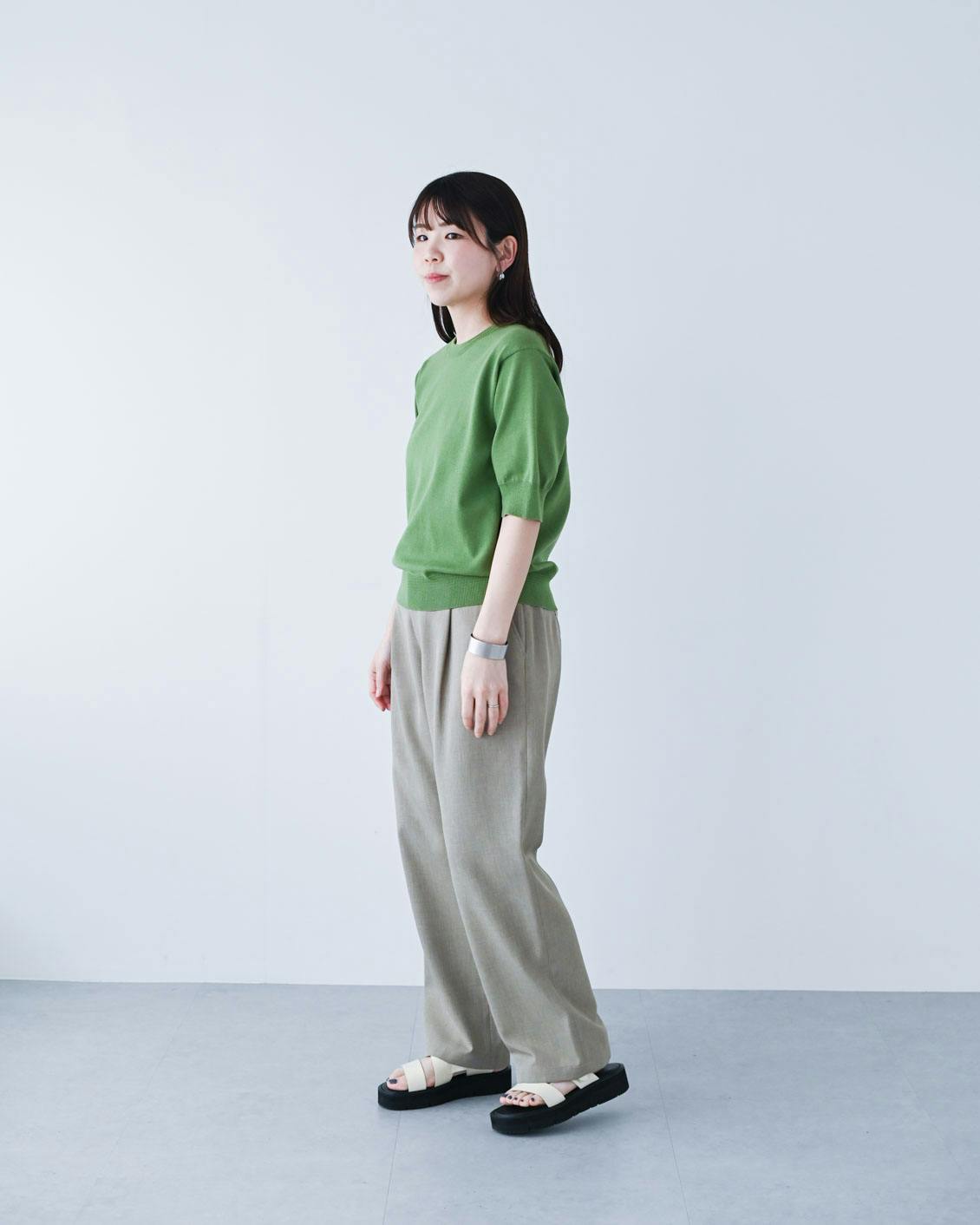 着用レビュー】上品な着こなしが叶う「半袖ベーシックニット」を