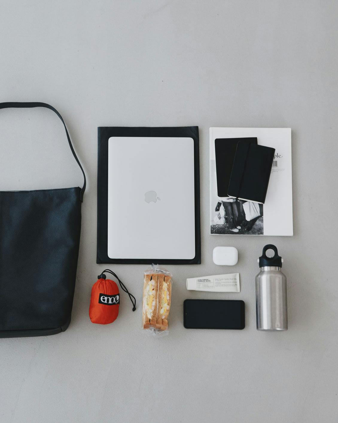 オンオフ頼れる、レザーのショルダーバッグ 新商品】たっぷり入って、すっきり収まる。オンオフ頼れる「レザー