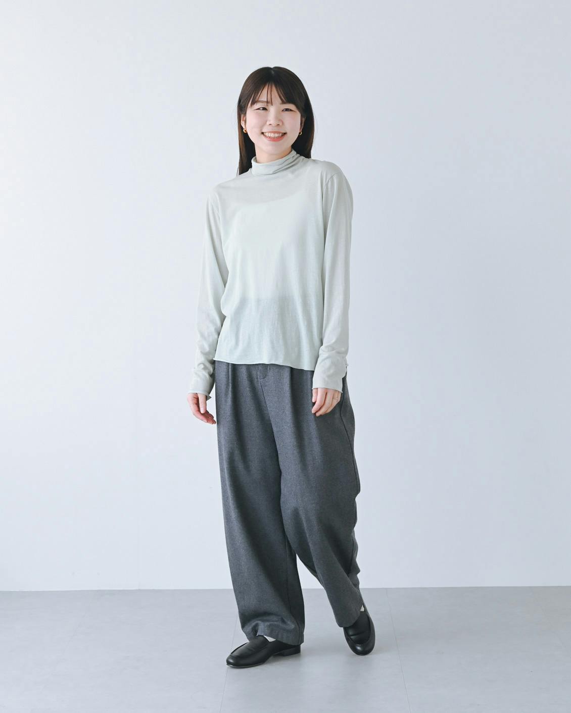着用レビュー】ほんのり透けるタートルネックカットソーを6名が着てみ