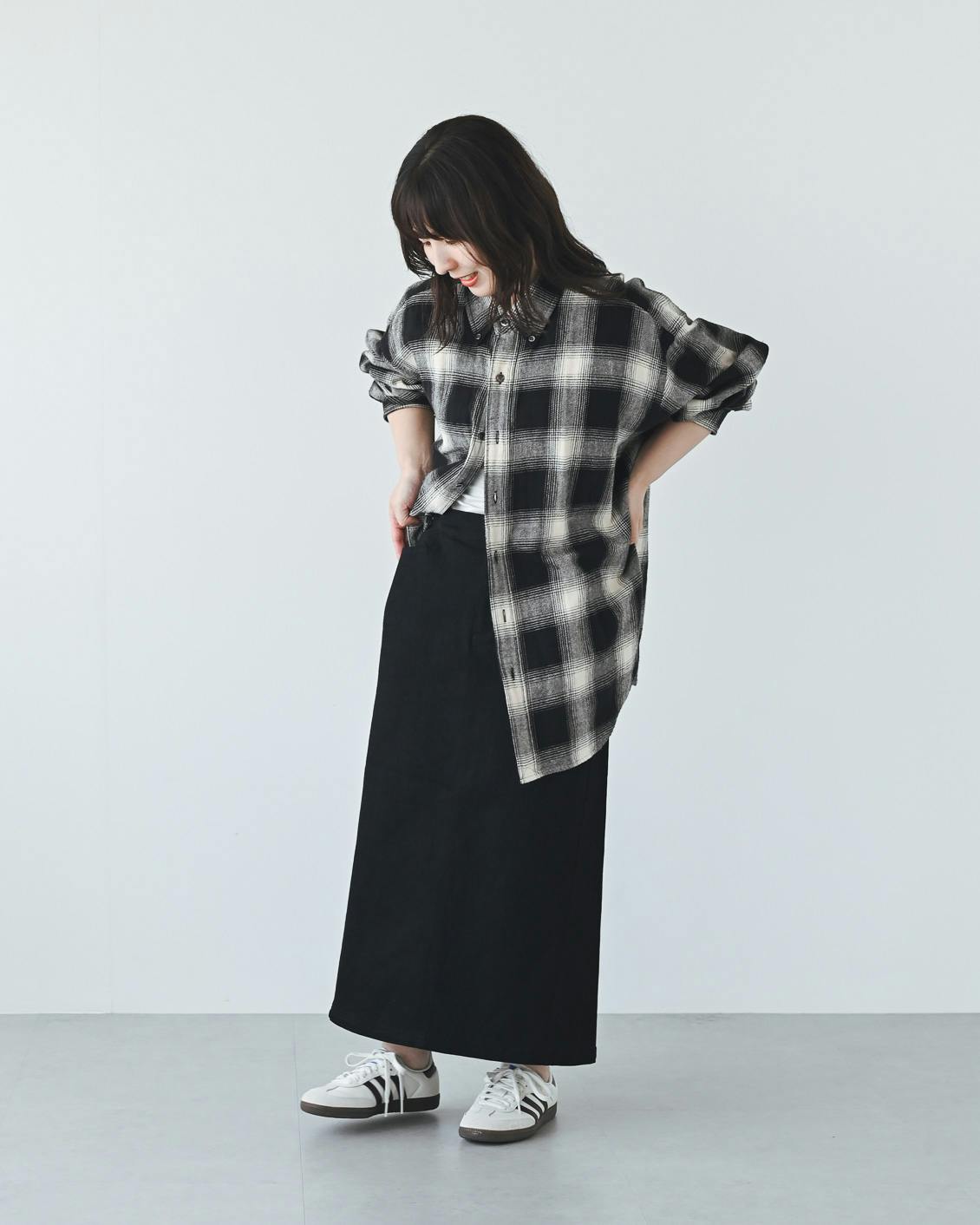 北欧、暮らしの道具店 デニム素材のナロースカート（ブラック） 着用レビュー】「デニム素材のナロースカート」を、スタッフ5人が着て