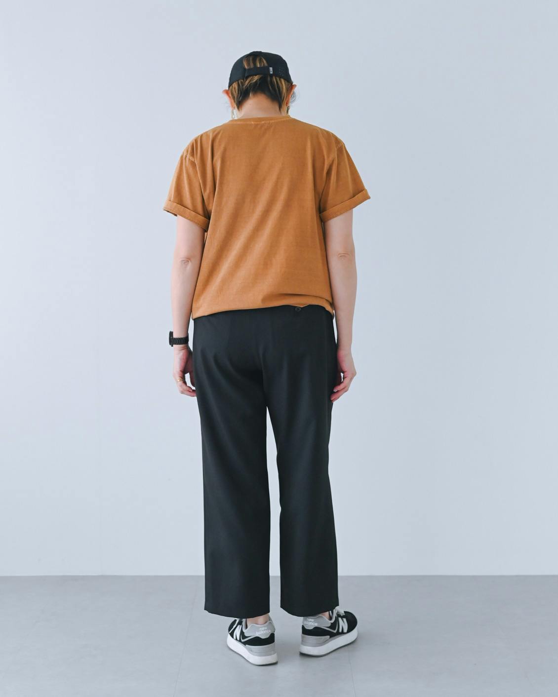 着用レビュー】シワになりにくいストレートパンツを5名が試着