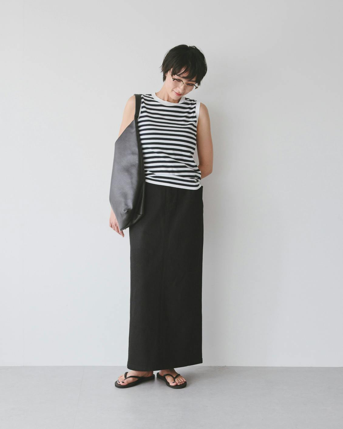 北欧、暮らしの道具店 デニム素材のナロースカート（ブラック） 新商品】今の気分にぴったりの、すっきり見え「デニム素材ナロー