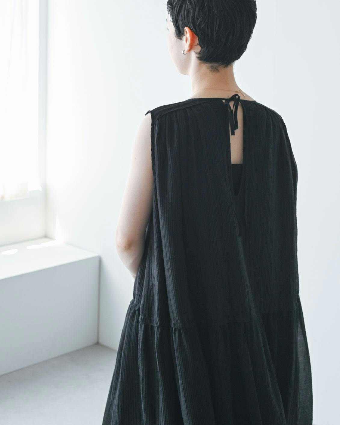 北欧暮らしの道具店　夏風に揺れるランダムプリーツのノースリーブワンピース 夏風に揺れるランダムプリーツのノースリーブワンピース / ブラック