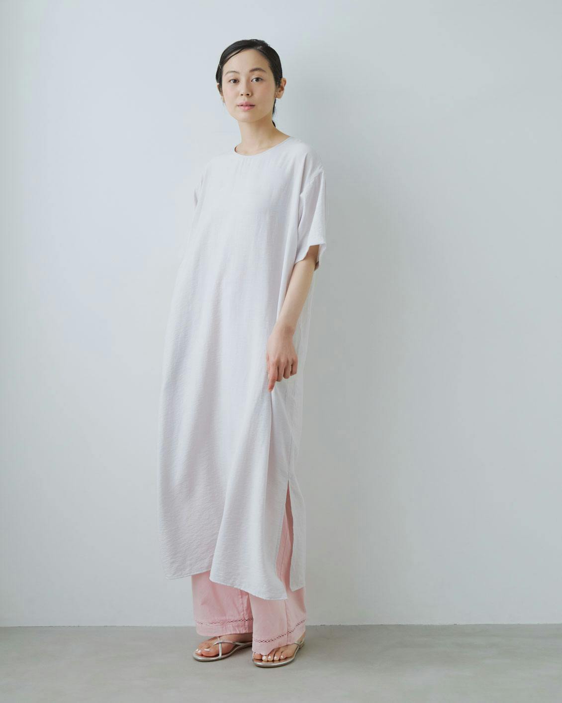 北欧暮らしの道具店「涼しさも品のよさも」きれい色のTシャツブラウス　ペールグレー 涼しさも、品のよさも」きれい色のTシャツブラウス - 北欧
