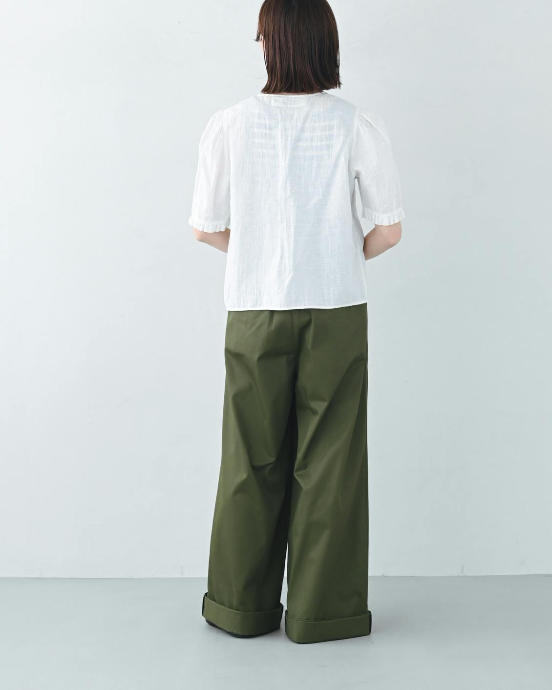 45R オリーブグリーン チノパン レディース 着用レビュー】「大人のためのワイドチノパンツ」を5名のスタッフが着