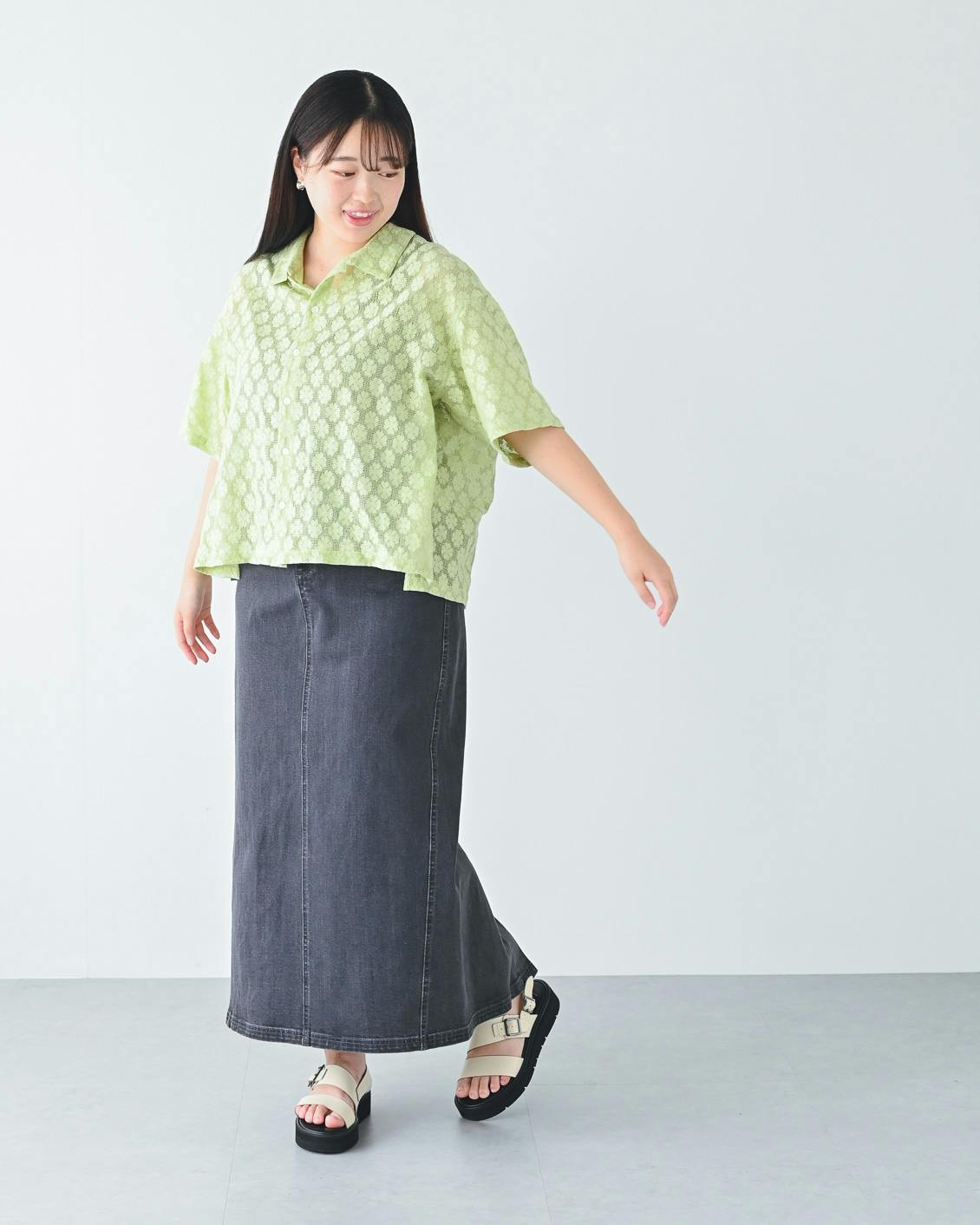 着用レビュー】「デニム素材のナロースカート」を、スタッフ5人が着て