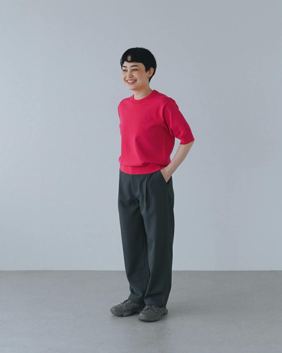 着用レビュー】シワになりにくいストレートパンツを5名が試着
