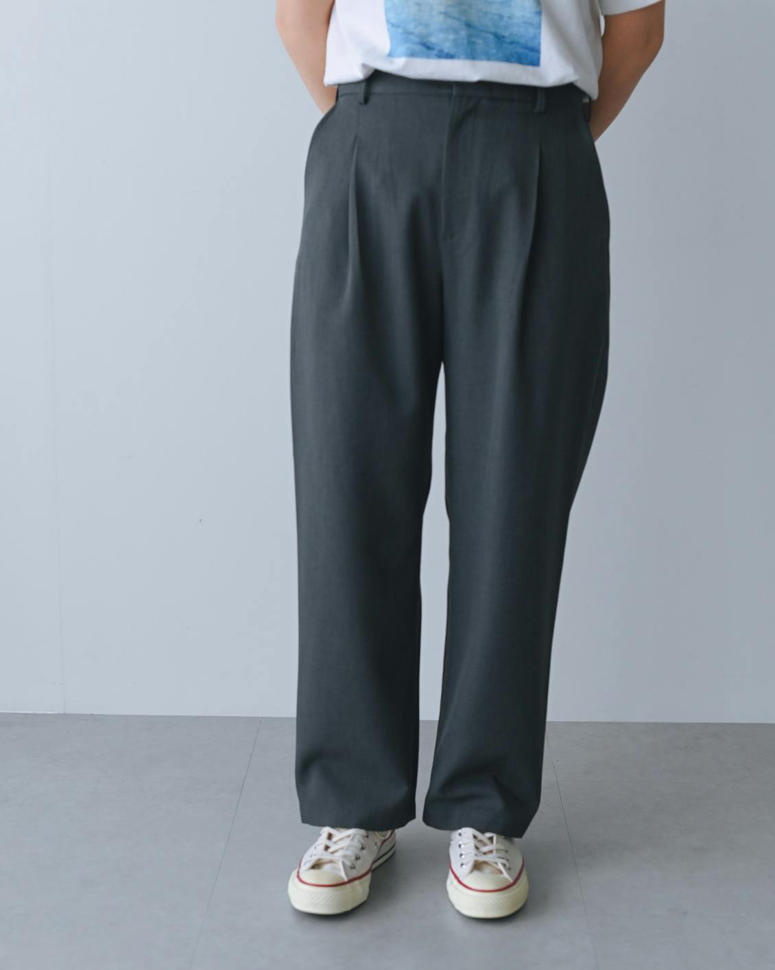 着用レビュー】シワになりにくいストレートパンツを5名が試着