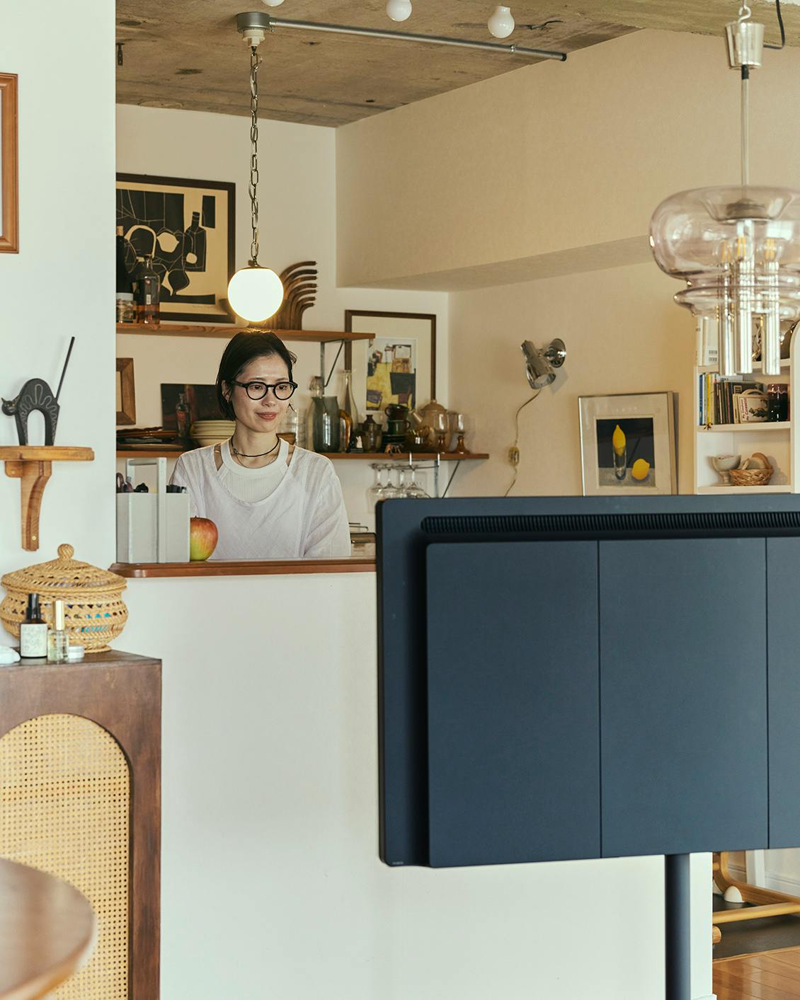 パナソニック「レイアウトフリーテレビ」をデザイナー板井さんの自宅で