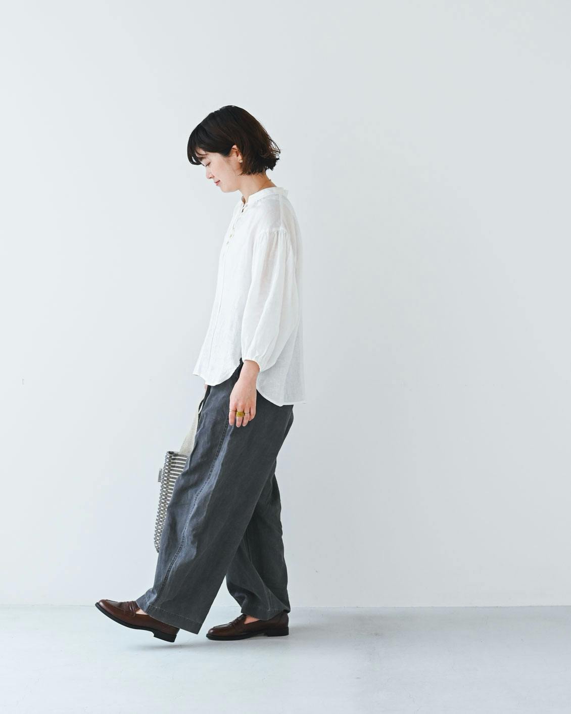 初夏の軽やか白ブラウス】オンもオフも、これがあれば。旬をまとう