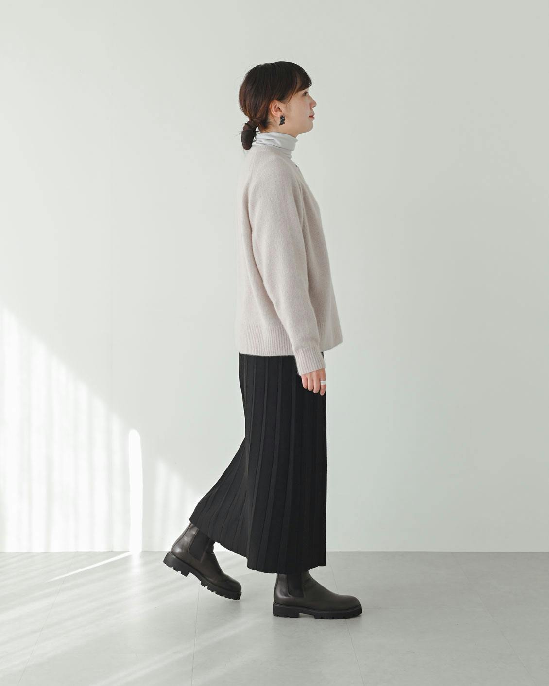 北欧暮らしの道具店　ふんわり素材のヘンリーネックニット ふんわり素材のヘンリーネックニット（エクリュ、チャコール） - 北欧