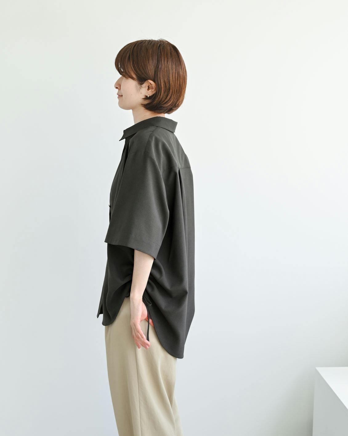 25SS 美品 北欧、暮らしの道具店 爽やか素材のドロスト半袖シャツ チャコール 着用レビュー】夏のおしゃれにうれしい「涼やか素材のドロスト