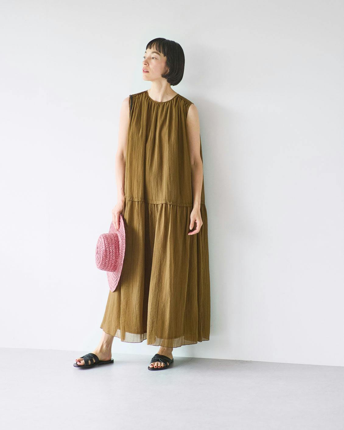 北欧、暮らしの道具店 夏風に揺れるランダムプリーツのノースリーブワンピース　M 新商品】夏風にふんわり揺れる。「ランダムプリーツの