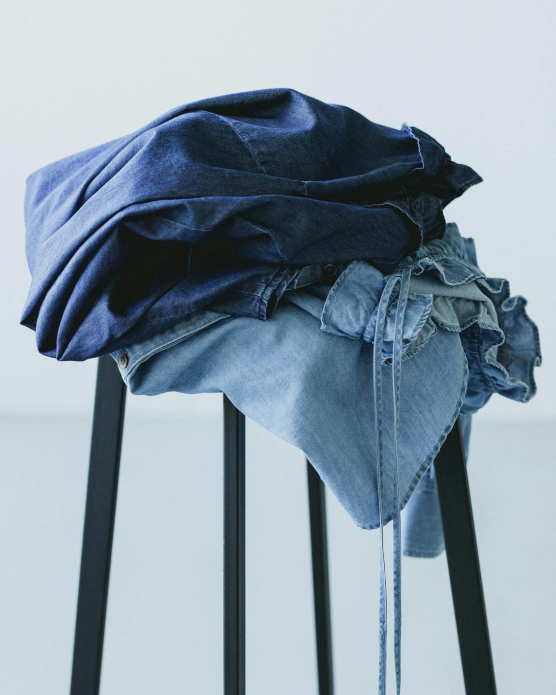 新商品】甘さもラフさも、自分らしく。技ありフリルの「デニムブラウス