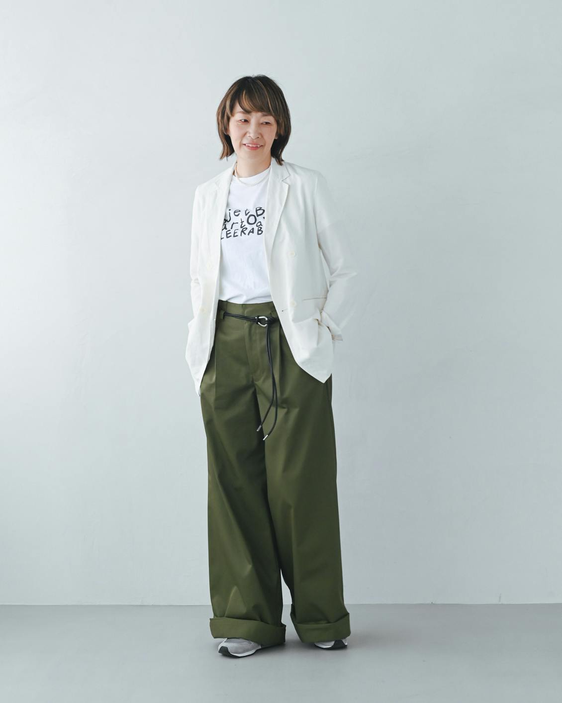 45R オリーブグリーン チノパン レディース 着用レビュー】「大人のためのワイドチノパンツ」を5名のスタッフが着
