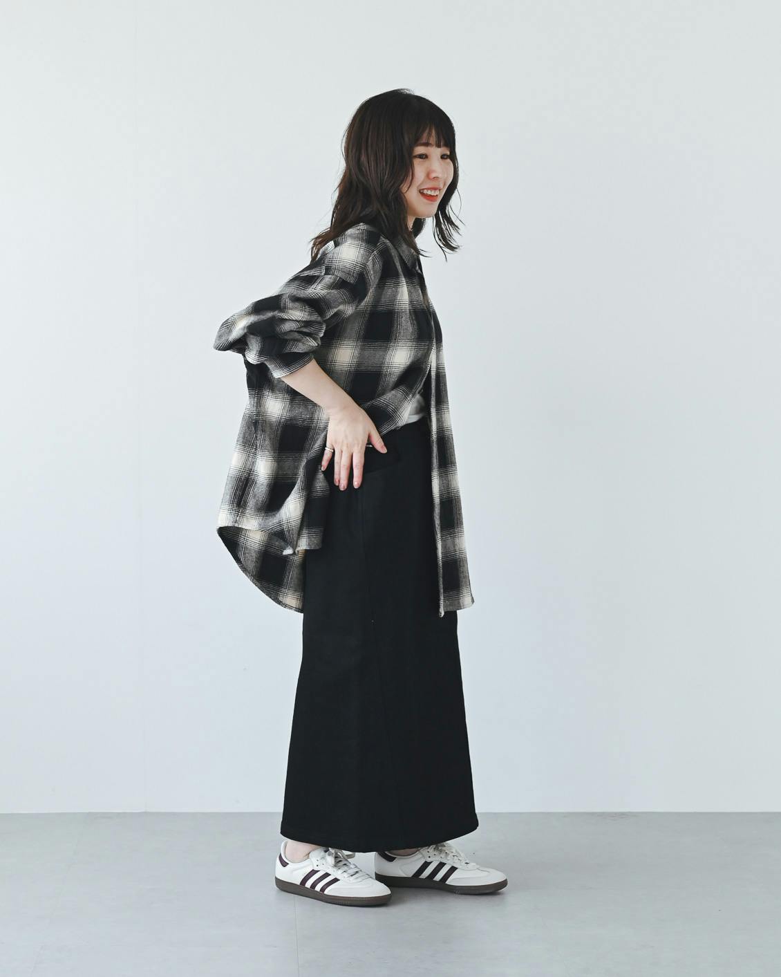 着用レビュー】「デニム素材のナロースカート」を、スタッフ5人が着て