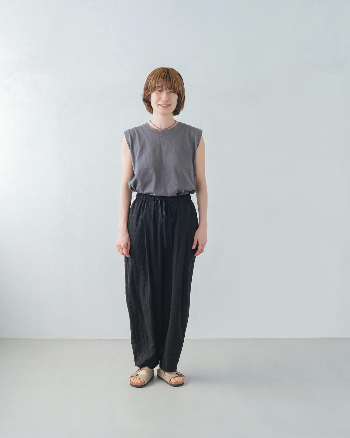 スタッフ着用レビュー】織柄チェックのとろみ素材イージーパンツを