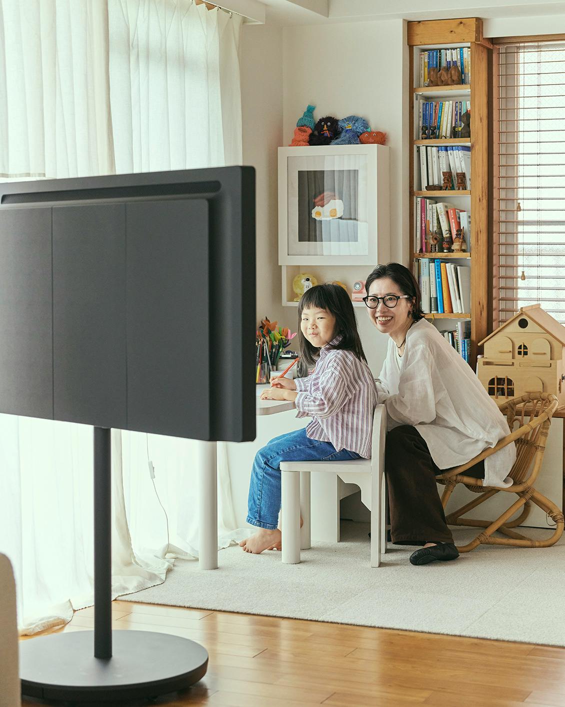 パナソニック「レイアウトフリーテレビ」をデザイナー板井さんの自宅で