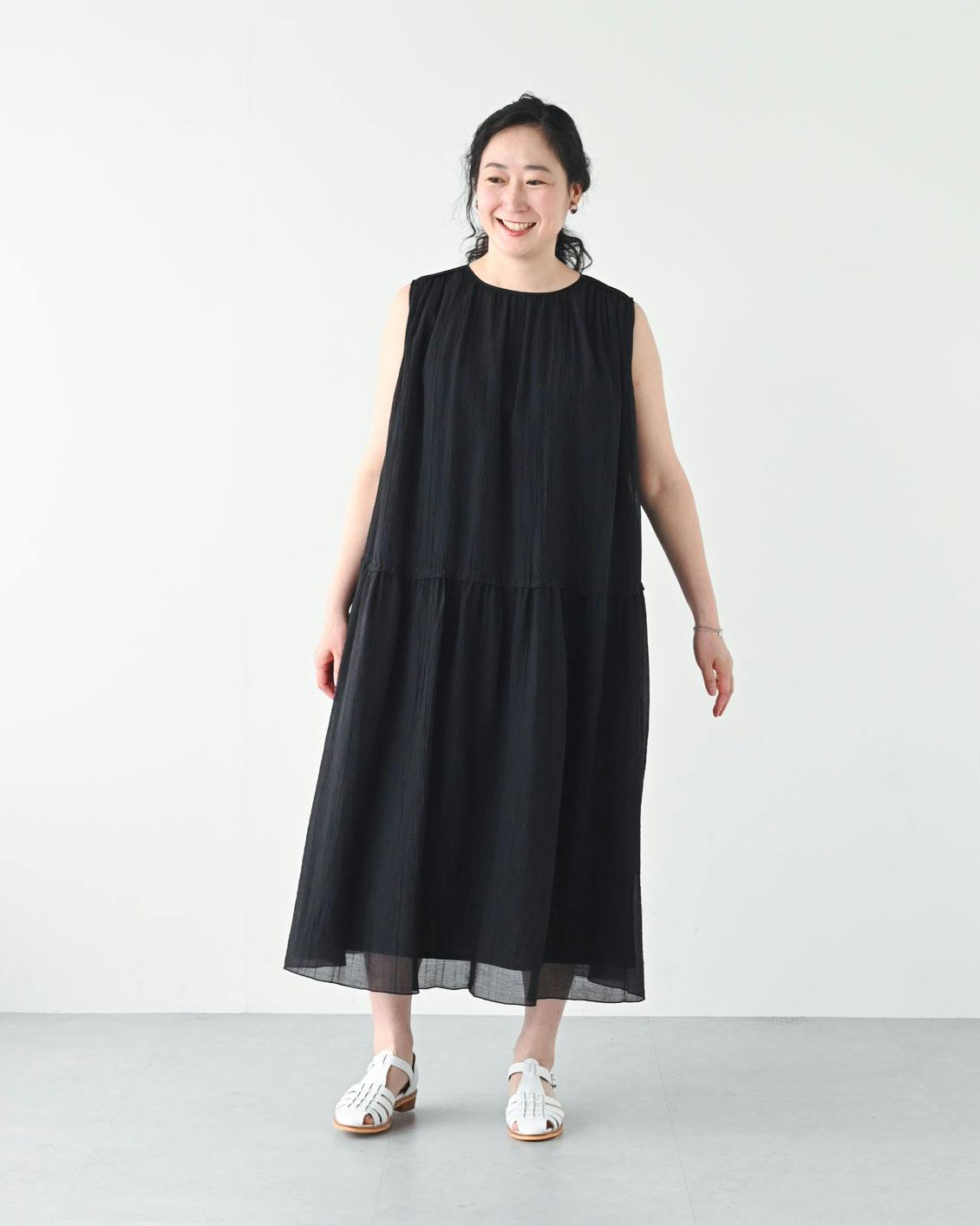 北欧、暮らしの道具店 夏風に揺れるランダムプリーツのノースリーブワンピース　M 北欧、暮らしの道具店 夏風に揺れるランダムプリーツの