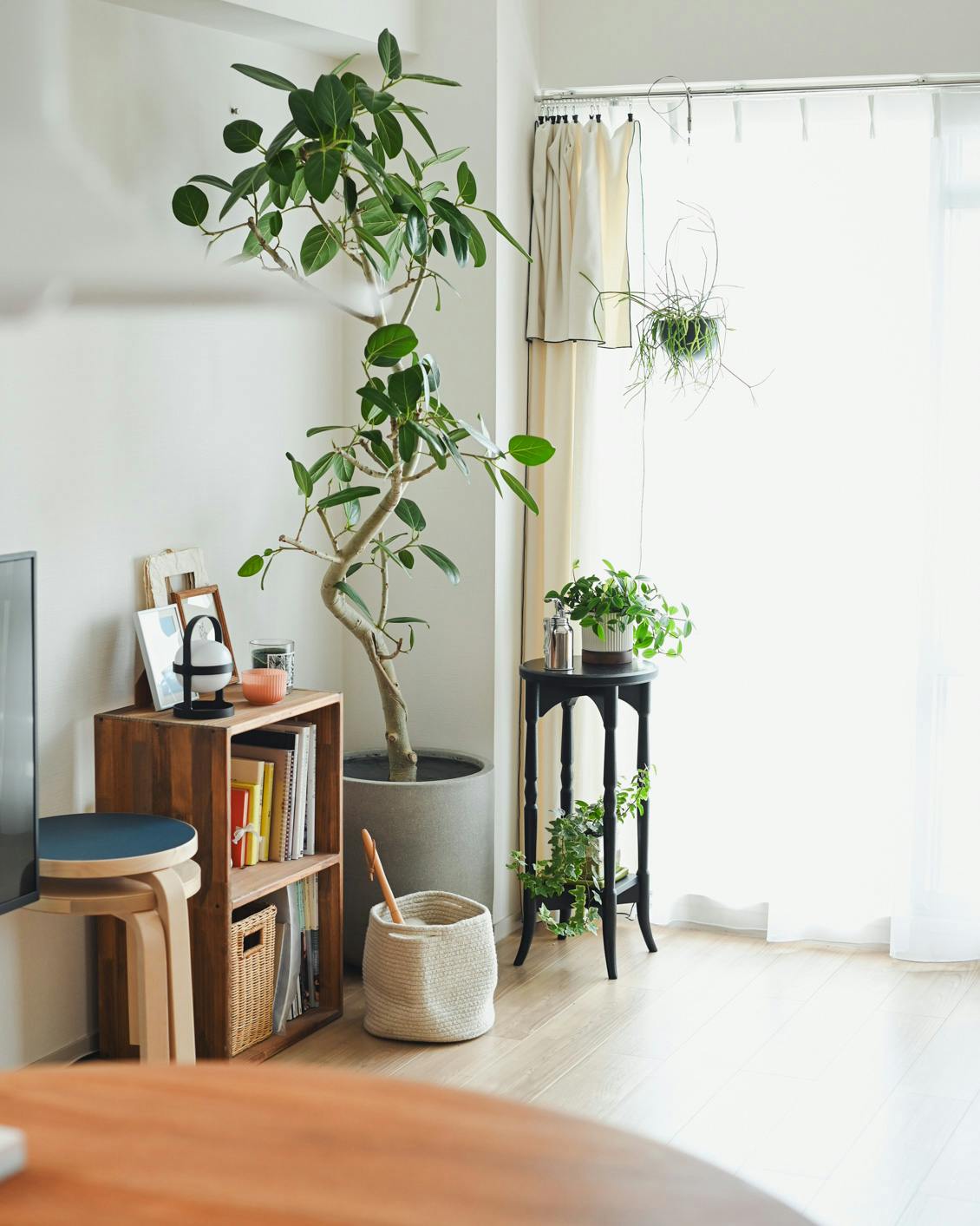 使用レビュー】2名のスタッフ宅で「花台」と「サイドテーブル」を使っ