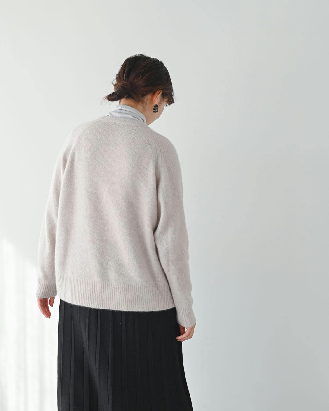 着用レビュー】ふんわり素材の「ヘンリーネックニット」を4名が着てみ