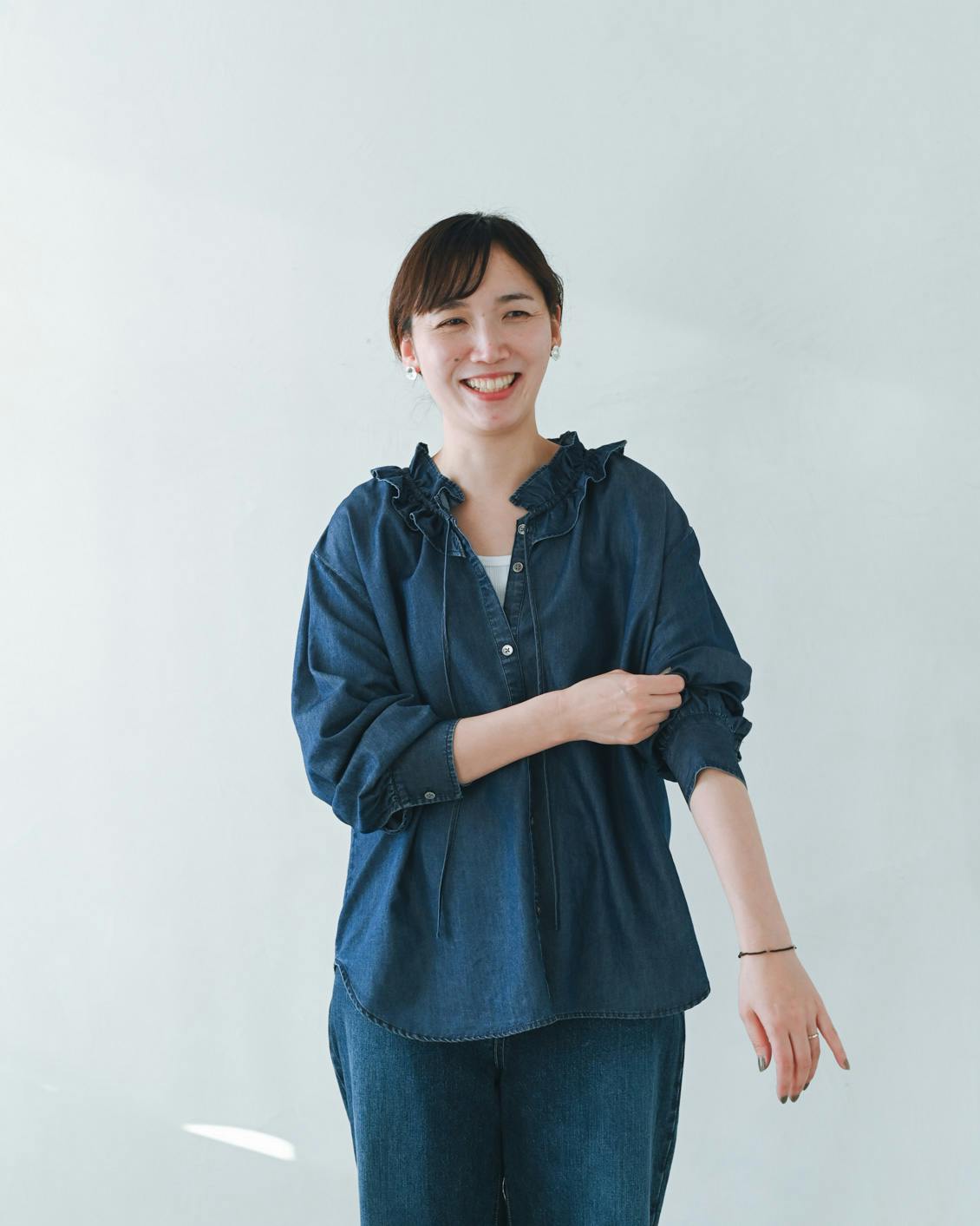 北欧暮らしの道具店 フリルのデニムブラウス / インディゴブルー【今季終了品】 新商品】甘さもラフさも、自分らしく。技ありフリルの「デニムブラウス