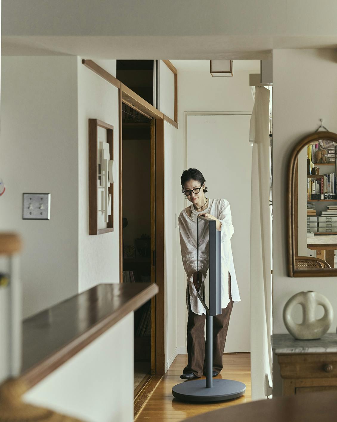 パナソニック「レイアウトフリーテレビ」をデザイナー板井さんの自宅で