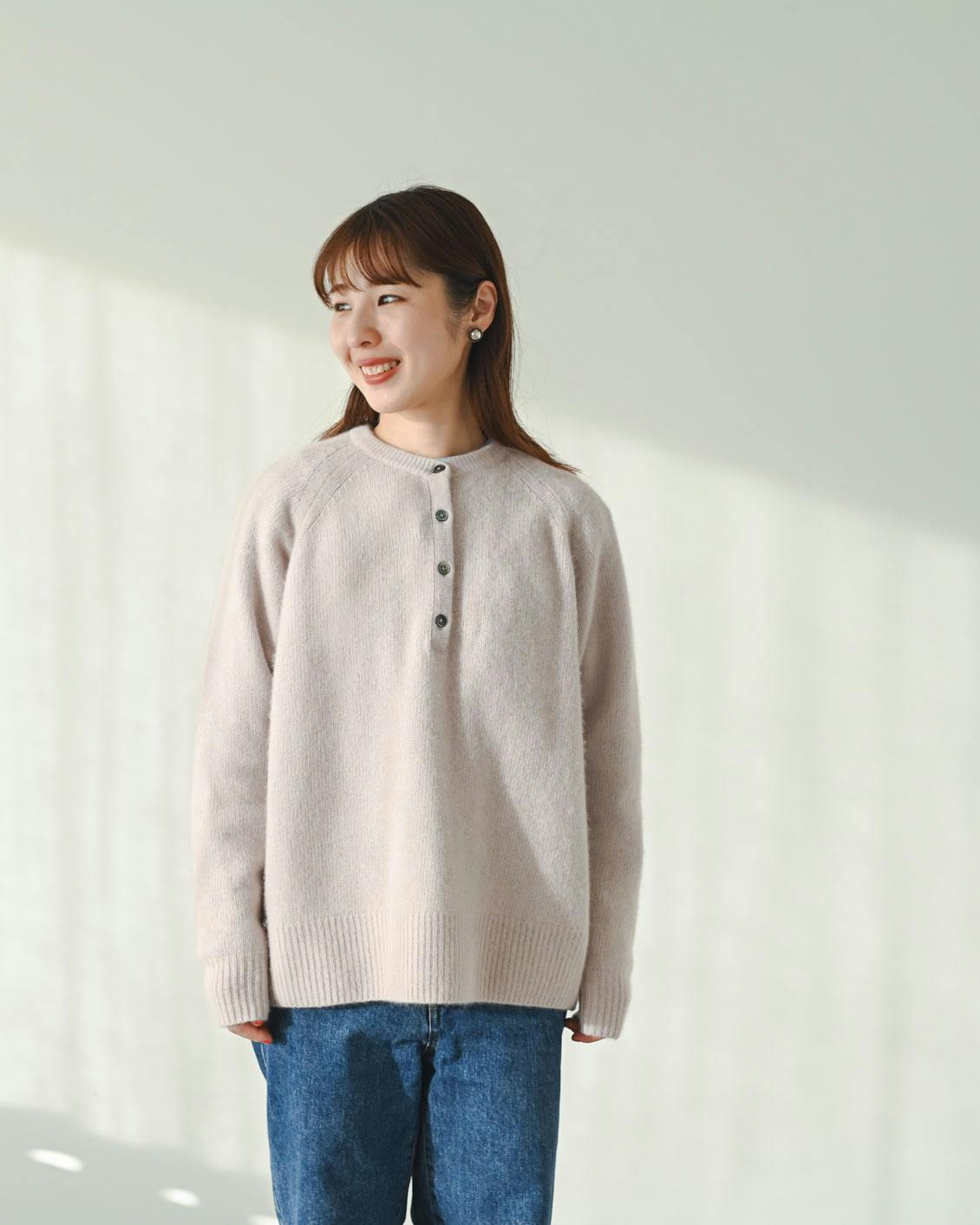 着用レビュー】ふんわり素材の「ヘンリーネックニット」を4名が着てみ