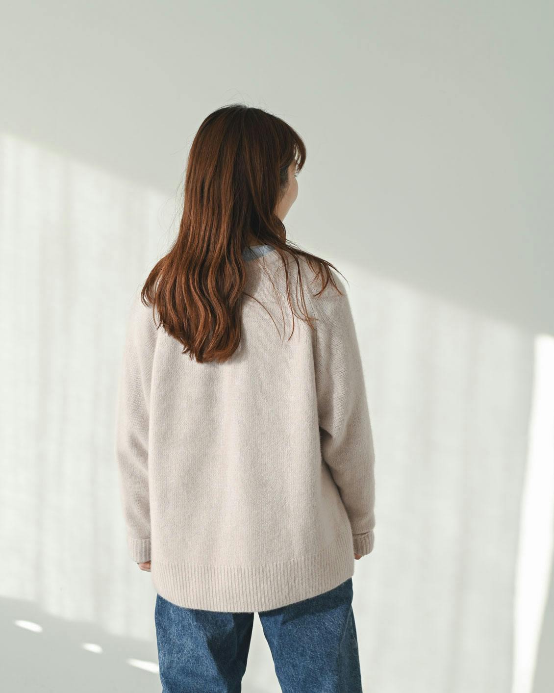 着用レビュー】ふんわり素材の「ヘンリーネックニット」を4名が着てみ