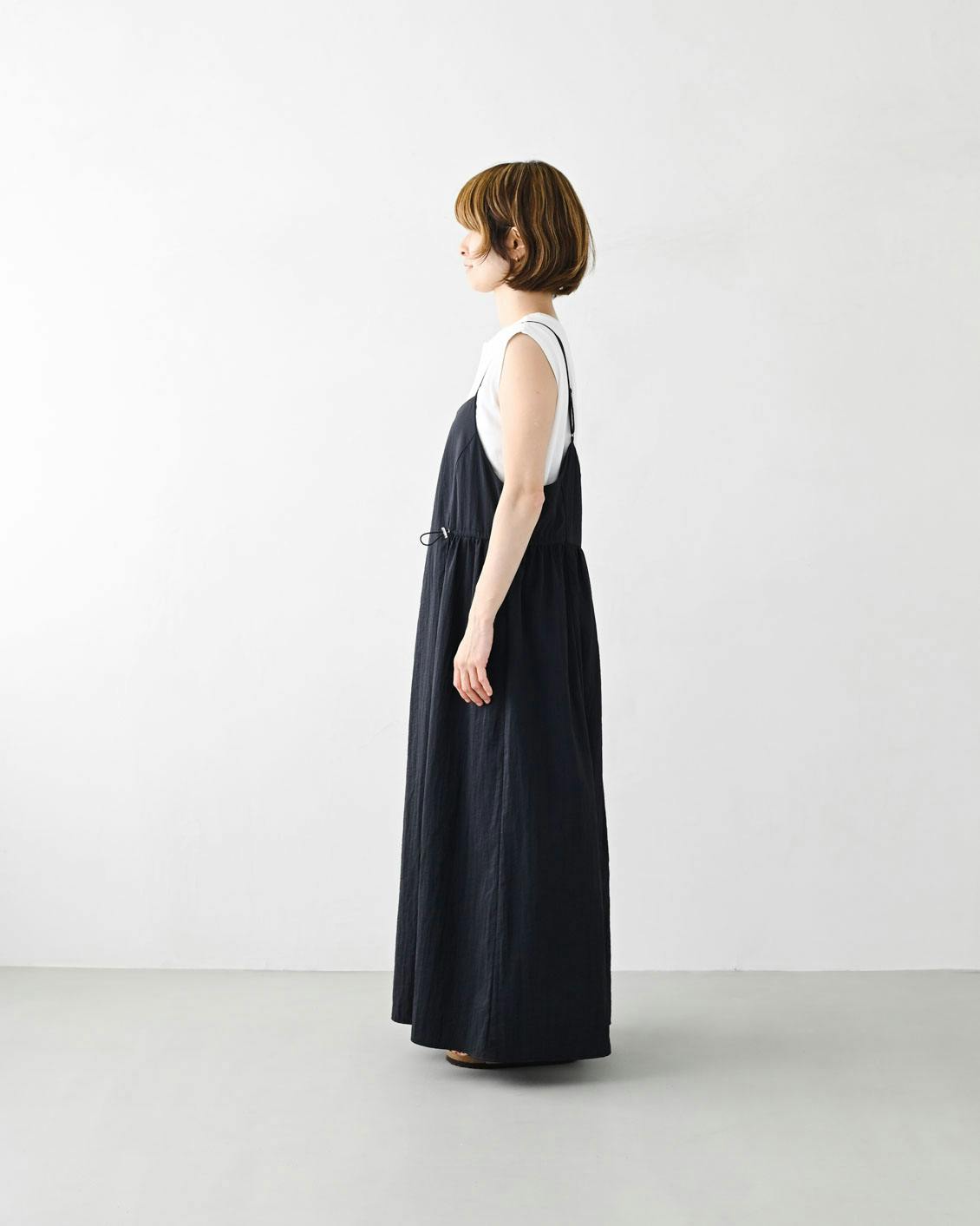 北欧暮らしの道具店 シックな気分で、着回し広がる キャミワンピース チャコール coat-_top.jpg?auto=format,