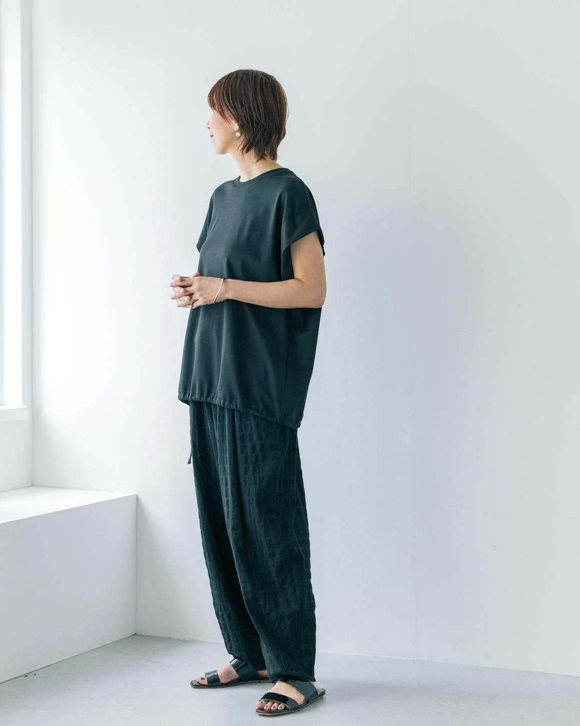 北欧暮らしの道具店「涼しさも品のよさも」きれい色のTシャツブラウス　ペールグレー 涼しさも、品のよさも」きれい色のTシャツブラウス - 北欧