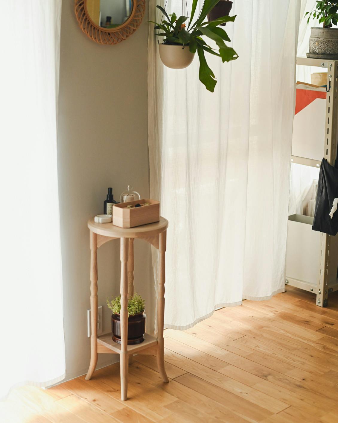 使用レビュー】2名のスタッフ宅で「花台」と「サイドテーブル」を使っ