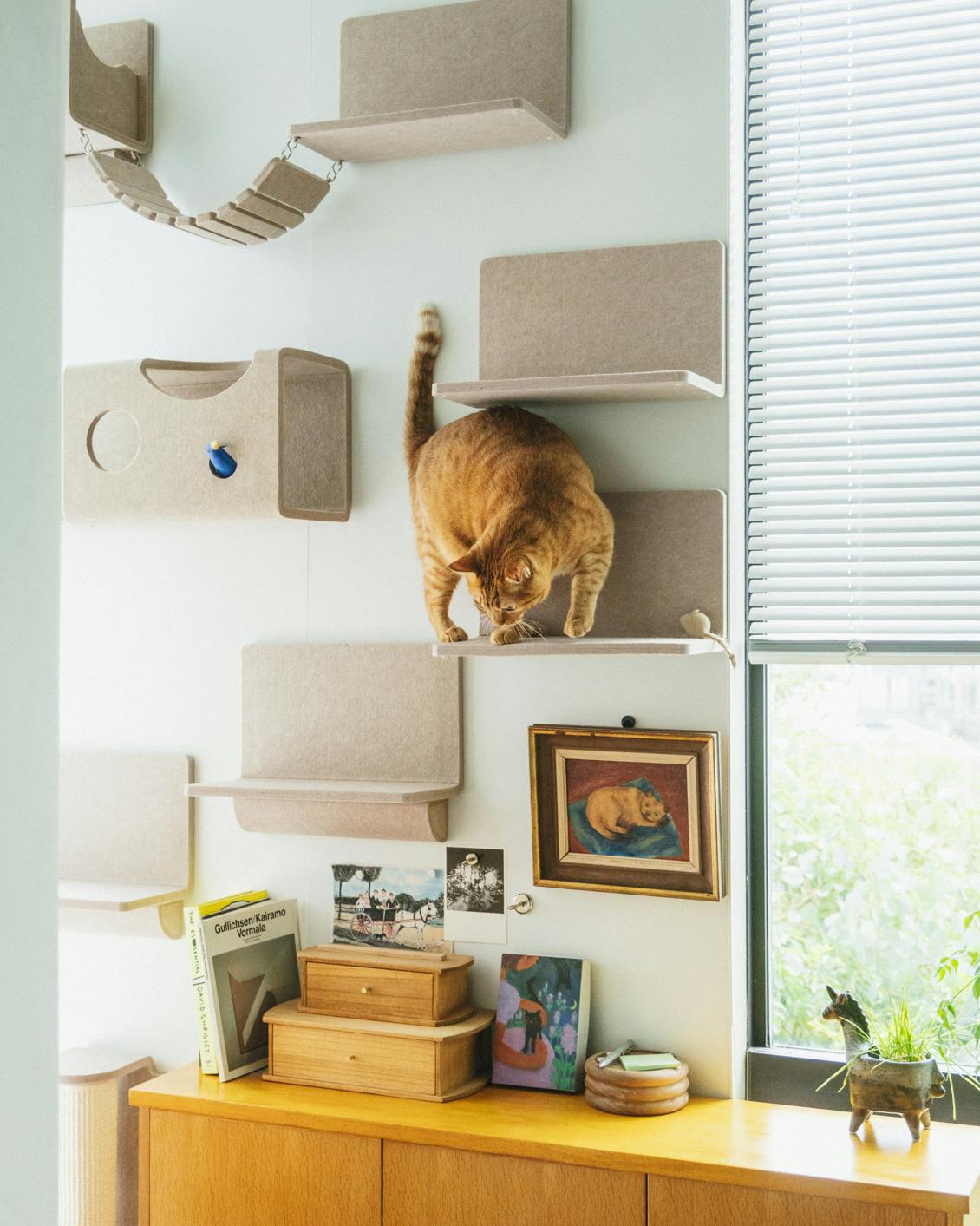 シンプルで簡単。壁につけるマグネット脱着式の猫壁をオルネ ド