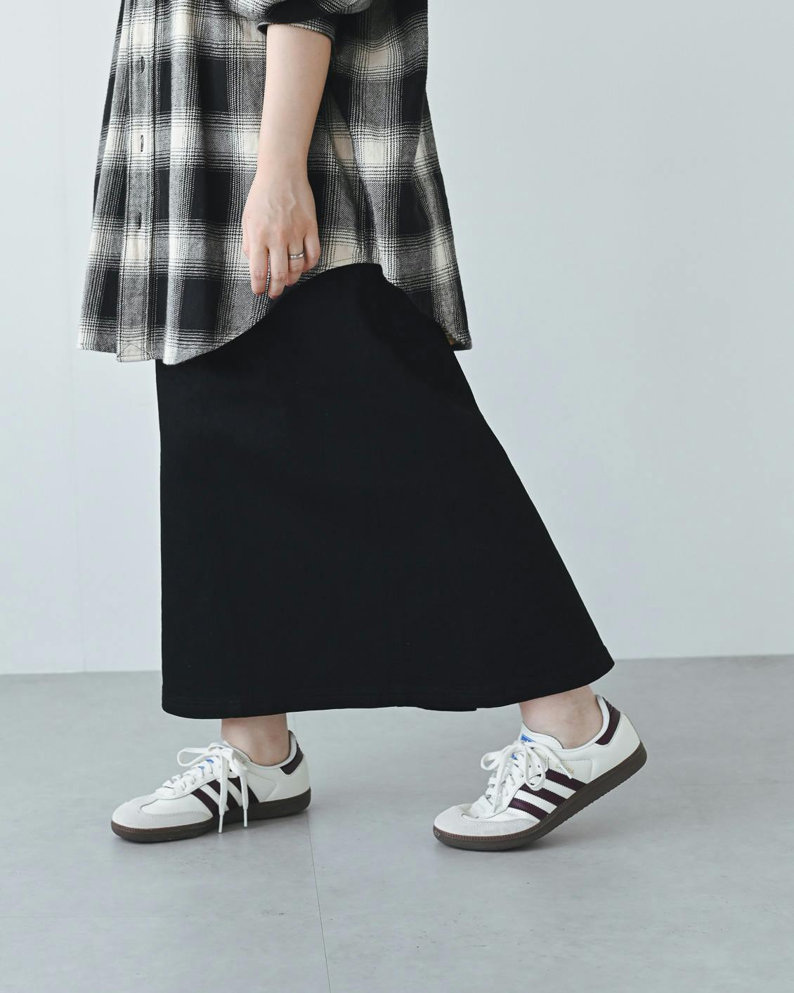 着用レビュー】「デニム素材のナロースカート」を、スタッフ5人が着て