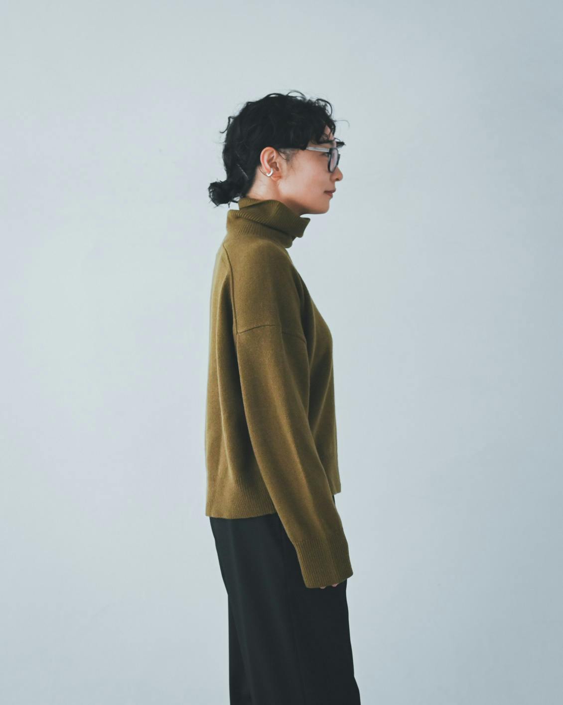 着用レビュー】カシミヤシルク混のタートルネックニットをスタッフが