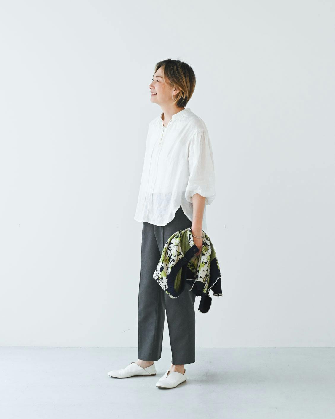 初夏の軽やか白ブラウス】オンもオフも、これがあれば。旬をまとう
