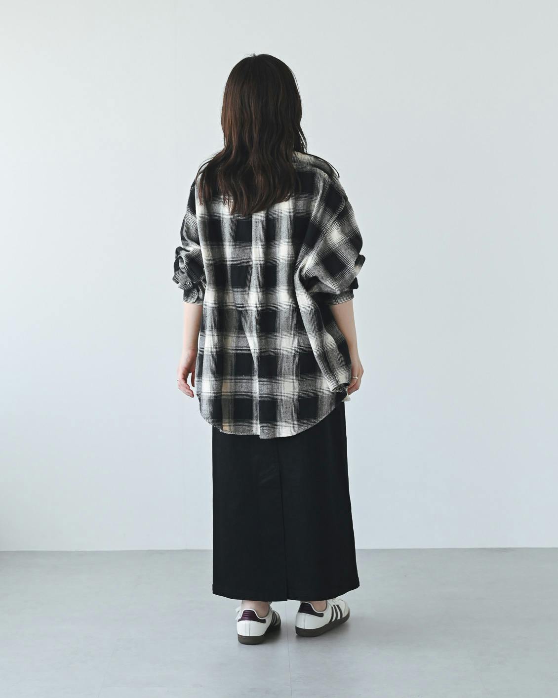 着用レビュー】「デニム素材のナロースカート」を、スタッフ5人が着て