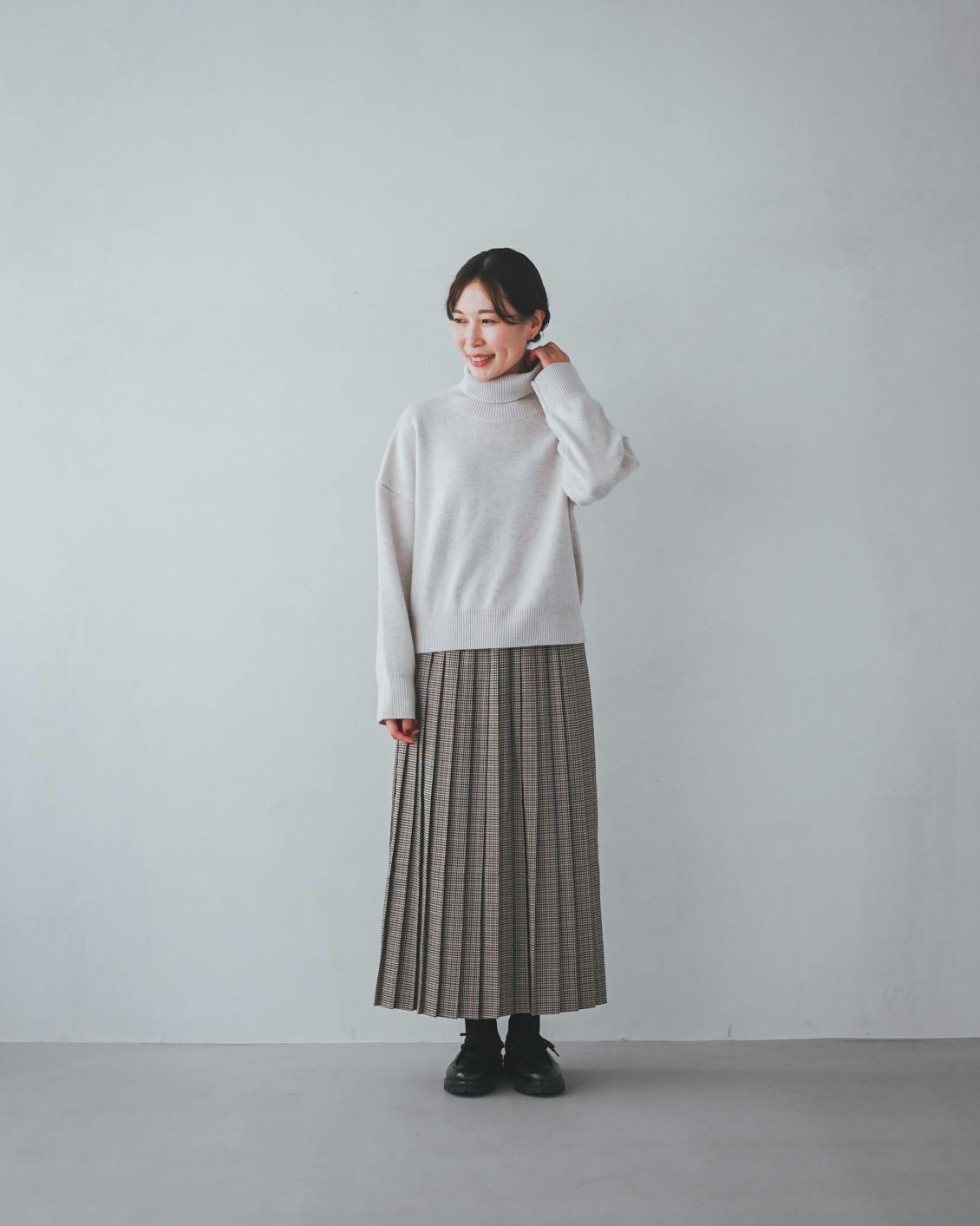 着用レビュー】カシミヤシルク混のタートルネックニットをスタッフが