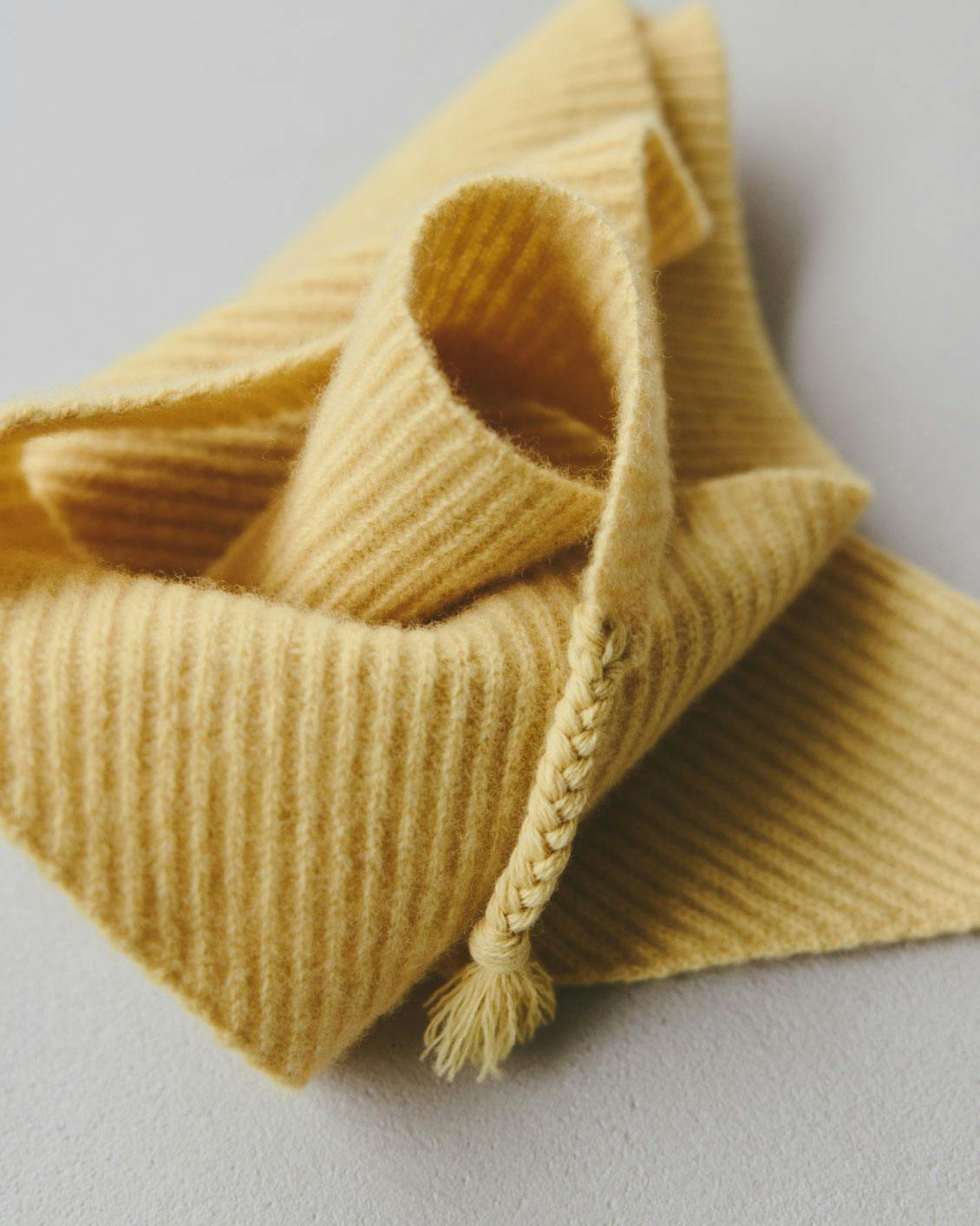 バイヤー裏話】カシミヤタッチの軽やかさ、コーデに彩りを添えるニット