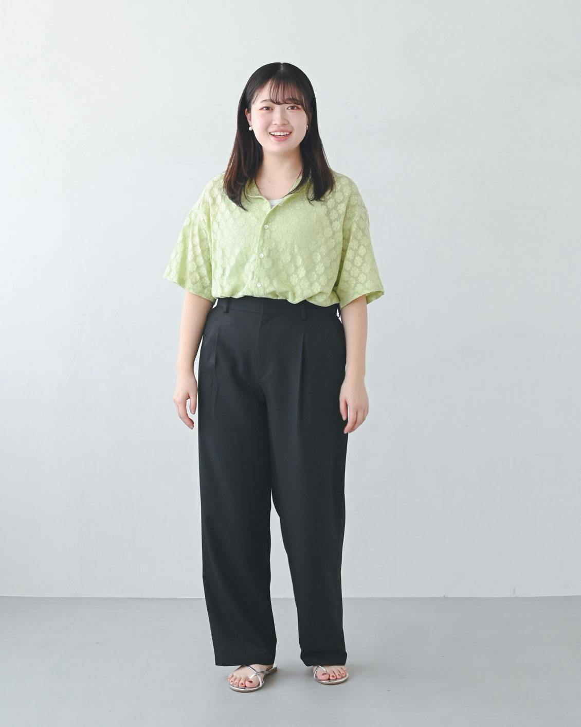 着用レビュー】シワになりにくいストレートパンツを5名が試着しました
