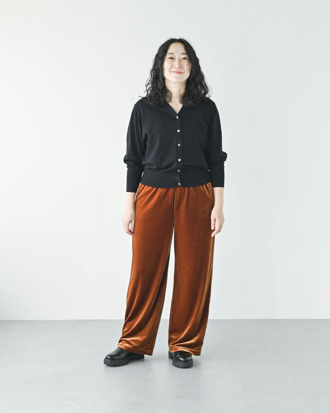 【新品未使用】connse ベロアイージーパンツ ブラウン Mサイズ 着用レビュー】スタッフ6名が「ベロアのイージーパンツ」を試着してみ