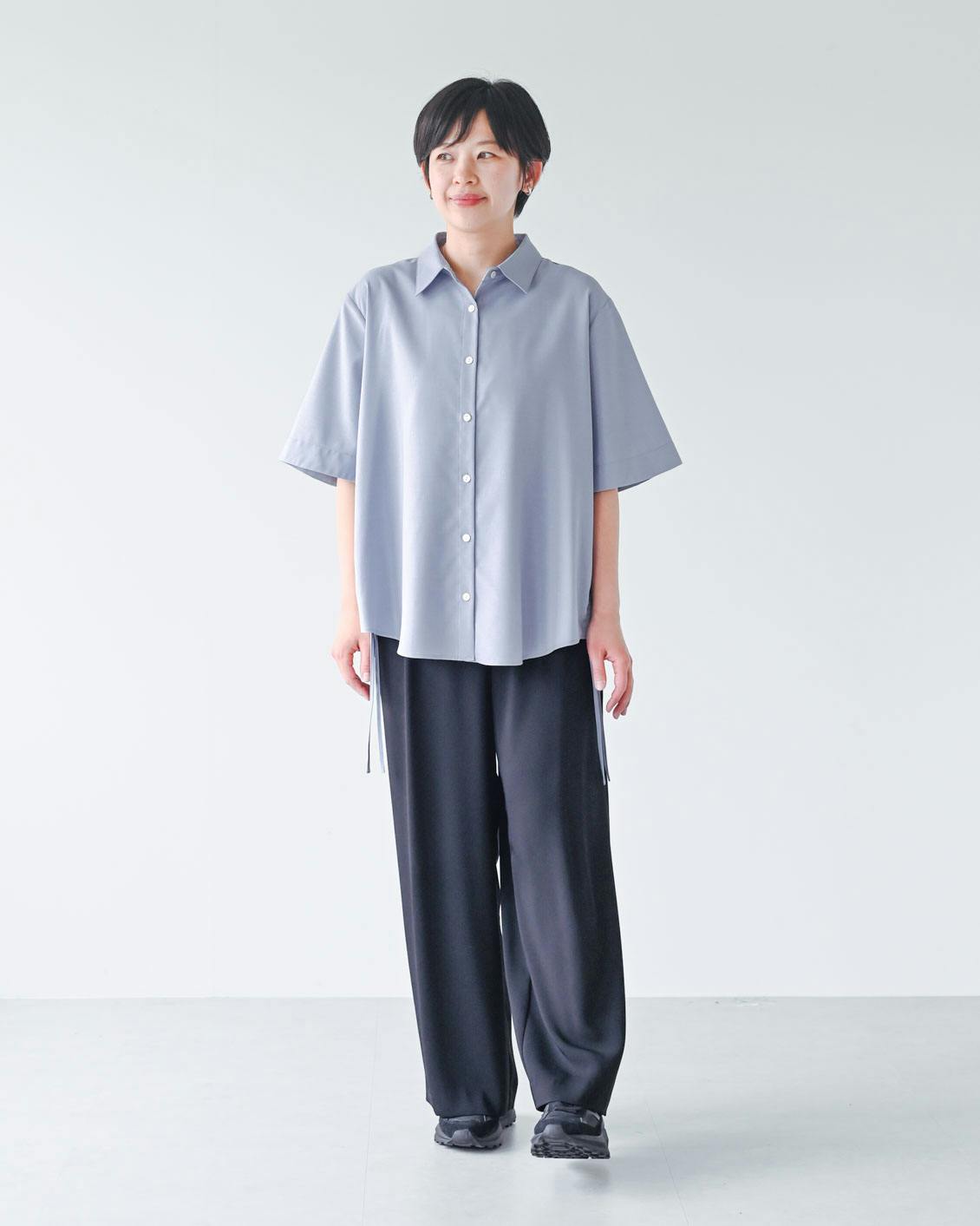 25SS 美品 北欧、暮らしの道具店 爽やか素材のドロスト半袖シャツ チャコール 夏にうれしい新定番」涼やか素材のドロスト半袖シャツ（ホワイト
