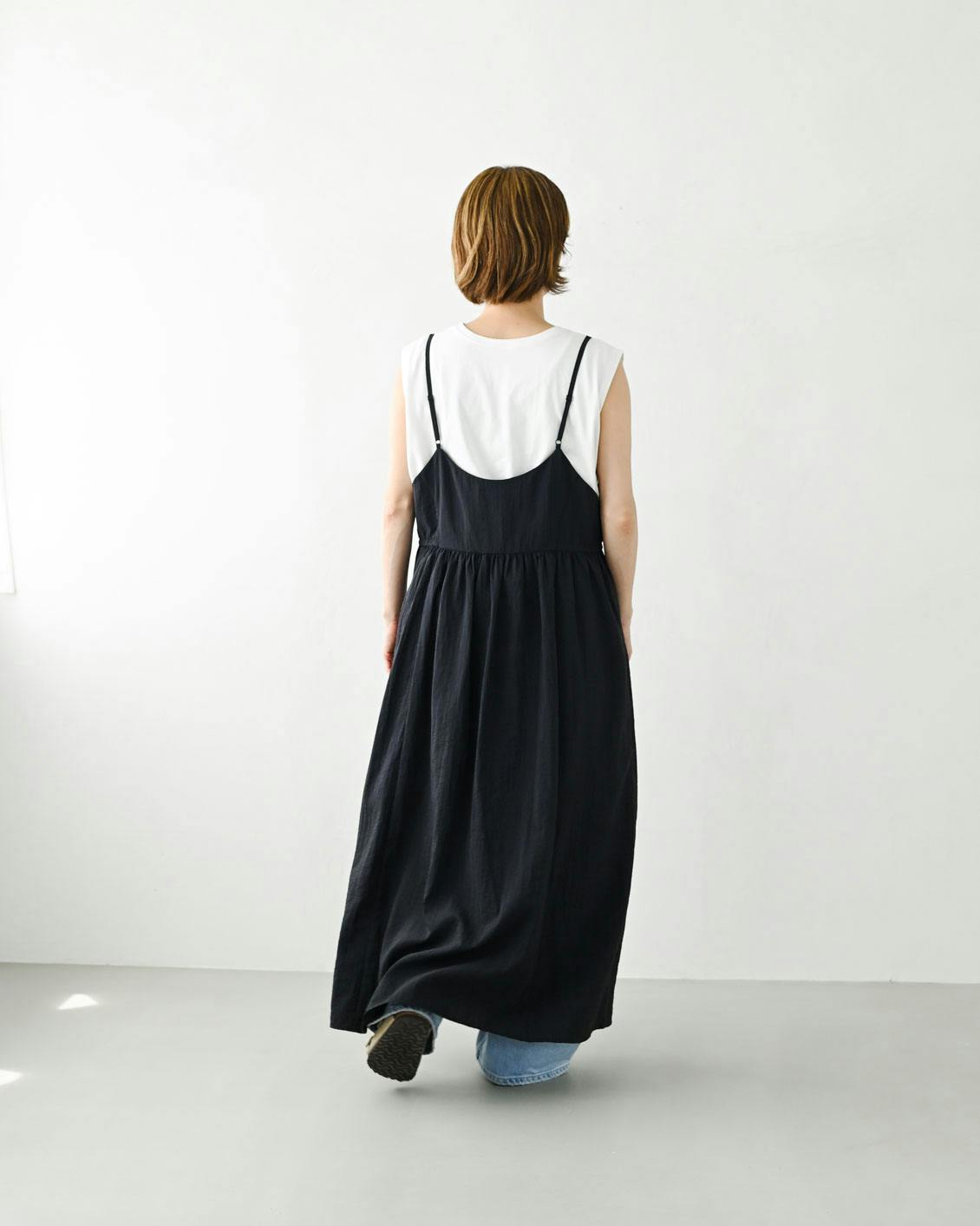 着用レビュー】軽やか素材のキャミワンピースを身長の異なる5名が試着