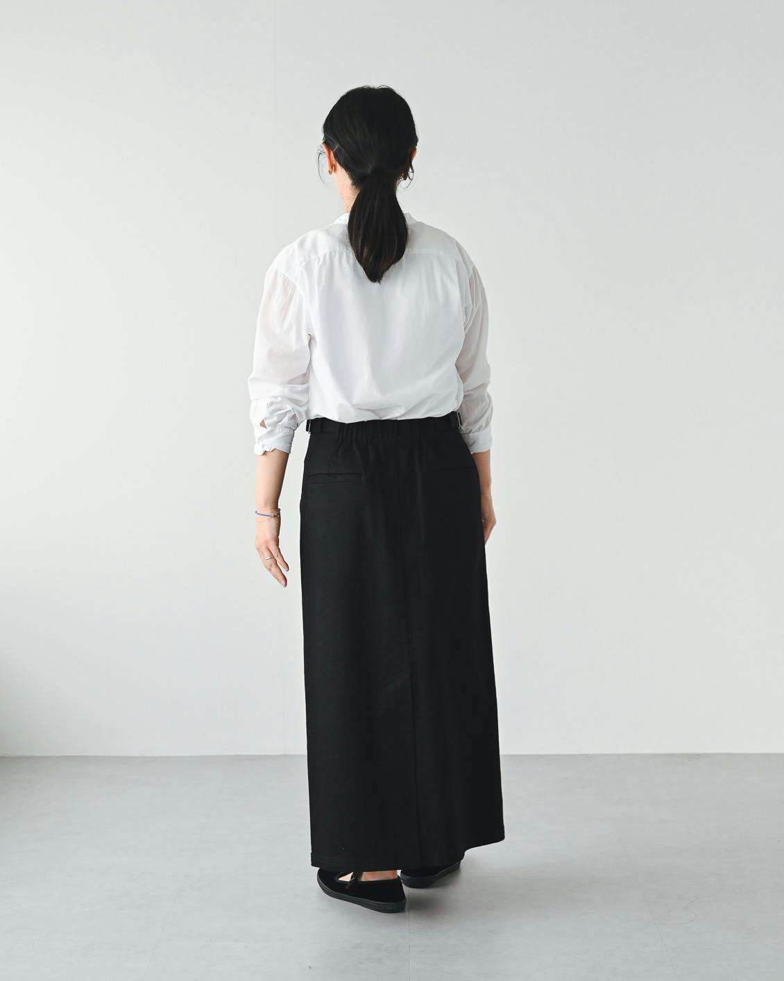 北欧、暮らしの道具店 デニム素材のナロースカート（ブラック） 動きやすくて、すっきり見え」デニム素材のナロースカート - 北欧