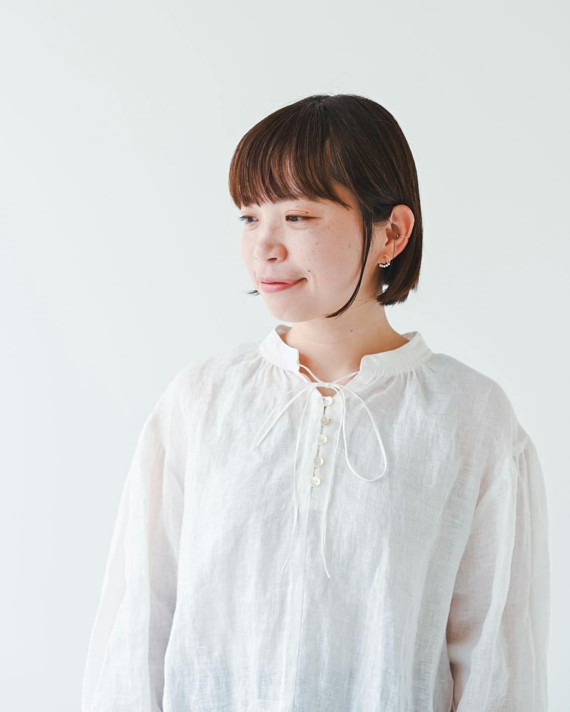 初夏の軽やか白ブラウス】オンもオフも、これがあれば。旬をまとう