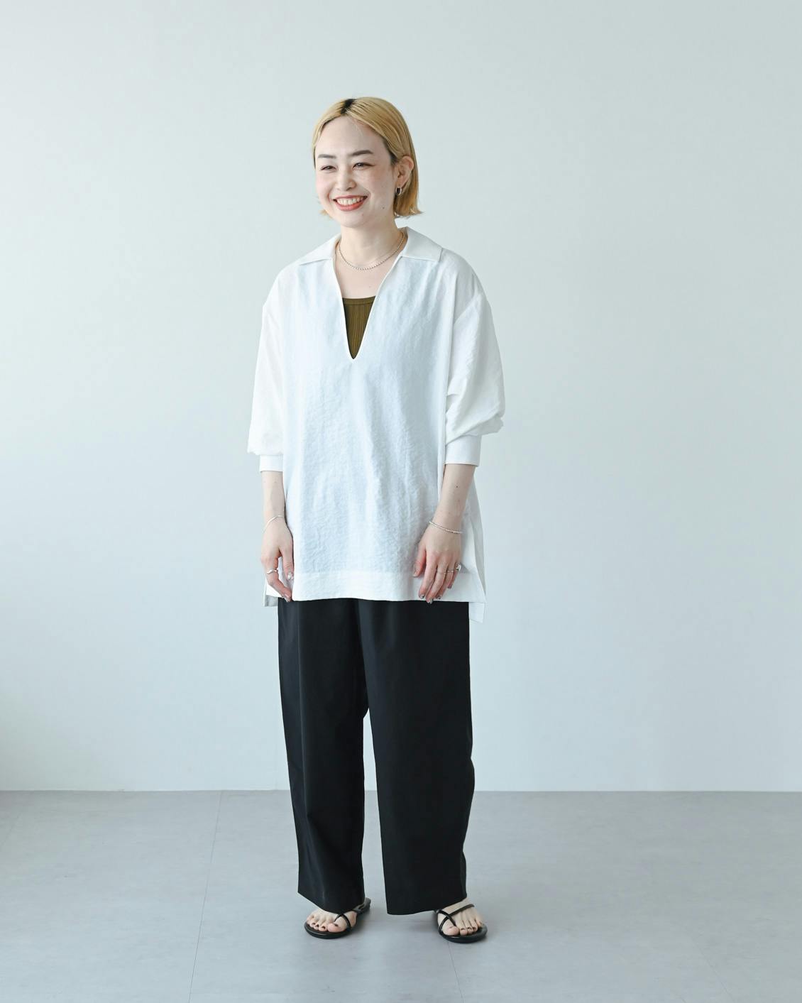 着用レビュー】とろみ素材のスキッパーブラウスを4名が着てみました